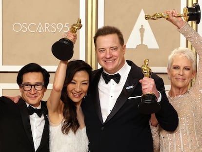 Ke Huy Quan, Michelle Yeoh, Brendan Fraser y Jamie Lee Curtis posan con sus estatuillas.