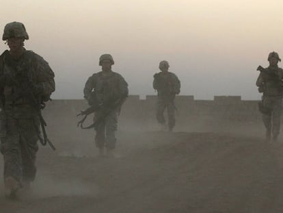 Soldados estadounidenses de la Segunda Brigada Especial camina realiza un patrullaje hoy en el distrito de Zhari, en Kandahar