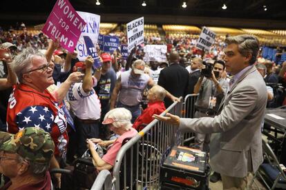 El periodista de CNN Jim Acosta habla con algunas de las personas que le abucheaban en un mitin de Trump el martes en Tampa (Florida)