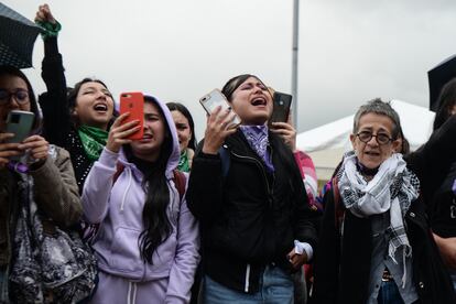 Una macha para protestar por la violencia contra las mujeres en Bogotá