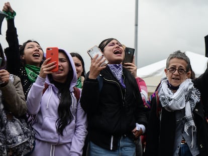 Una macha para protestar por la violencia contra las mujeres en Bogotá