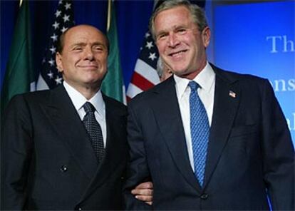 Berlusconi (izquierda) y Bush, el miércoles en Washington en la gala de la fundación Sons of Italy.