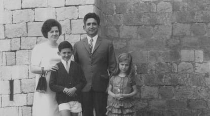 La familia Páramos. Evaristo es el niño de la izquierda. 