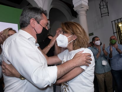 Díaz felicita a Espadas tras conocer el resultado de las primarias, el domingo por la noche en la sede del PSOE-A en Sevilla.