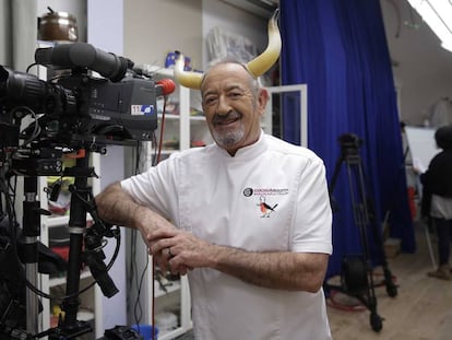 El cocinero Karlos Arguiñano, en su plató de televisión, entre Orio y Zarautz.