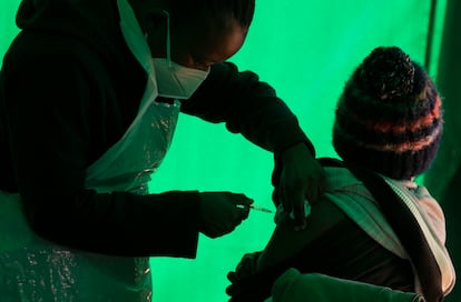 Un paciente recibe una dosis de la vacuna Pfizer en una clínica en Orange Farm, cerca de Johannesburgo, el pasado de junio de 2021.