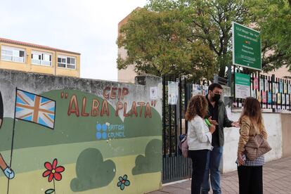 Entrada del colegio Alba Plata de Cáceres.