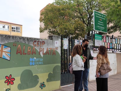 Entrada del colegio Alba Plata de Cáceres.