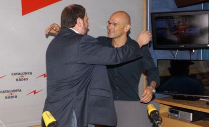 Junqueras i Romeva s'abracen als estudis de Catalunya Ràdio.