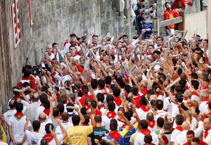 Los mozos se encomiendan a San Fermín instantes antes de comenzar un encierro de los Sanfermines 2019.