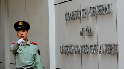 Un policía chino, a la entrada del consulado esradounidense en Chengdu,.