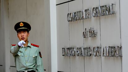 Un policía chino, a la entrada del consulado esradounidense en  Chengdu,.