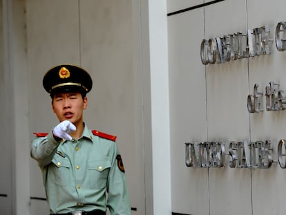 Un policía chino, a la entrada del consulado esradounidense en  Chengdu,.