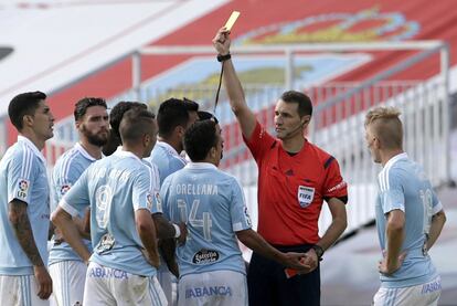 Los jugadores del Celta protestan al árbitro Clos Gómez, durante el partido de la novena jornada de liga en Primera División, disputado esta tarde en el estadio de Balaídos.