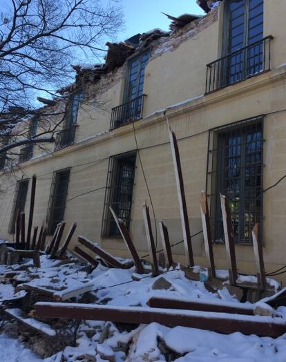 Maderas procedentes de la cubierta y los aleros tras la nevada fruto de Filomena. / AYUNTAMIENTO DE ARANJUEZ