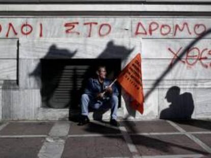 Un empleado municipal sostiene una bandera durante una manifestación contra las medidas de austeridad del gobierno griego, en Atenas. EFE/Archivo