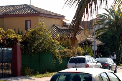 Vista exterior del domicilio de Mayte Zaldívar, ex mujer del que fuera alcalde marbellí Julián Muñoz, en la urbanización Las Petunias de Marbella (Málaga). Mayte Zaldívar ha sido detenida en su domicilio, en la tercera fase de la "Operación Malaya", y ha sido trasladada a las dependencias policiales después de que la policía realizara un registro de cinco horas en su vivienda.