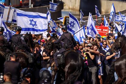 Policías a caballo bloquean el paso de una manifestación contra la reforma legislativa de Netanyahu, el jueves en Tel Aviv.