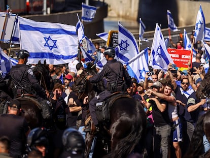 Policías a caballo bloquean el paso de una manifestación contra la reforma legislativa de Netanyahu, el jueves en Tel Aviv.