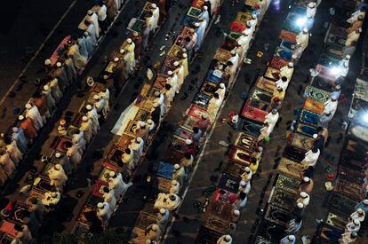 Musulmanes paquistaníes durante la oración que da comienzo al mes del Ramadán, en una calle de Karachi. Es un mes marcado por el ayuno y la abstinencia desde el amanecer hasta la puesta del sol.