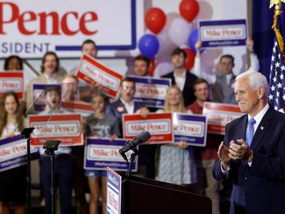 Mike Pence aplaude durante el anuncio de su candidatura en Iowa (EE UU), este miércoles.