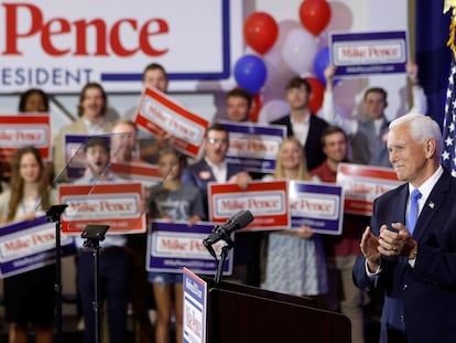 Mike Pence aplaude durante el anuncio de su candidatura en Iowa (EE UU), este miércoles.