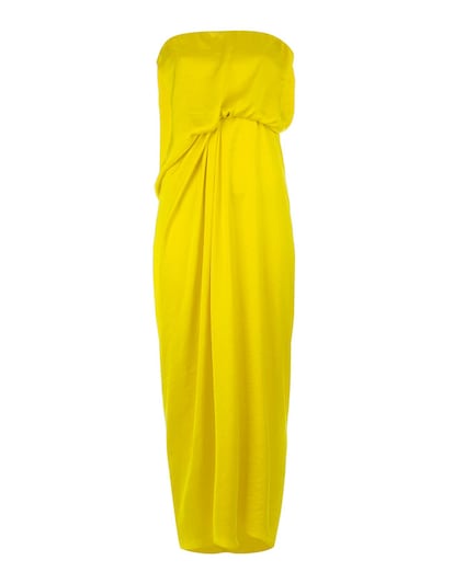 De satén, amarillo y largo es esta maravilla de Lanvin. (1.919 euros).