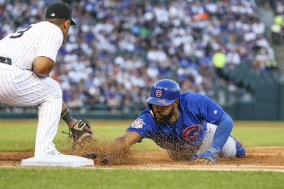 Los habitantes del norte de Chicago y los del sur defienden la zona donde viven con la misma racionalidad que les lleva a apoyar a un equipo de béisbol u otro. Por el mero hecho de ser de donde son. El río Chicago describe una curva –una especie de C invertida– aislando el centro de la ciudad del norte (casa de los Chicago Cubs) y del sur (Chicago White Sox). Norteños y sureños se enzarzan en discusiones sin llegar a ninguna conclusión. Hay ligeras diferencias. Los mejores restaurantes están en el norte, que es una zona más cara. El sur acogió a más inmigración. Los Cubs y los White Sox han conseguido el título de liga tres veces cada uno. En esto nadie sale ganando. En la imagen, partido de béisbol entre los Cubs y los White Sox.