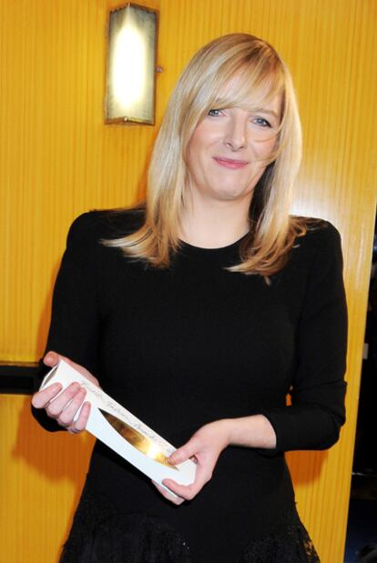 Sarah Burton, con su premio.