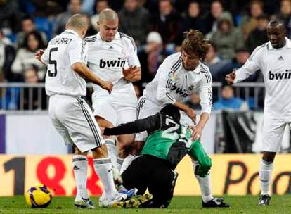 Cannavaro, Pepe y Heinze rodean a Jonathan Pereira, en el suelo, ante la mirada de Lass.