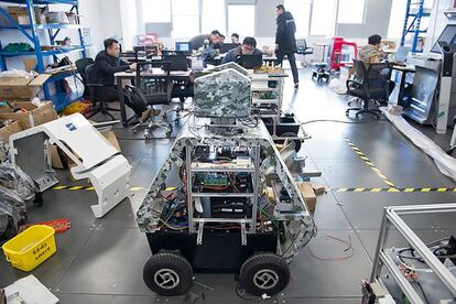 Robot policía (con los circuitos a la vista) armado con un táser.