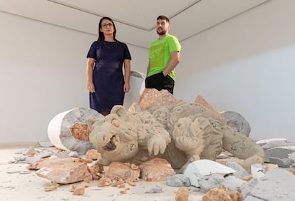 Nuria Enguita, directora del IVAM, y el escultor Guillermo Ros, en la exposición 'Un ejercicio de violencia'.