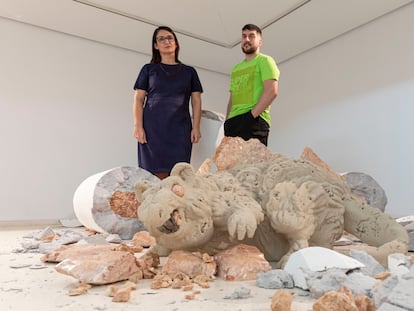 Nuria Enguita, directora del IVAM, y el escultor Guillermo Ros, en la exposición 'Un ejercicio de violencia'.