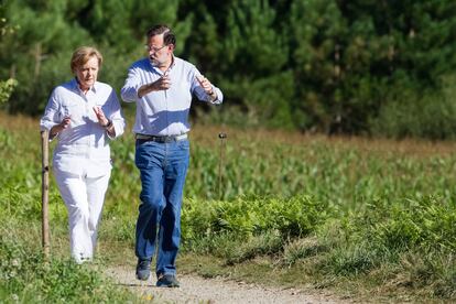 La canciller alemana, Angela Merkel, y el presidente del Gobierno, Mariano Rajoy, en el tramo del Camino de Santiago que recorrieron juntos en su visita a Santiago de Compostela el 24 de agosto de 2014 con motivo de la reunión de trabajo hispano-alemana.