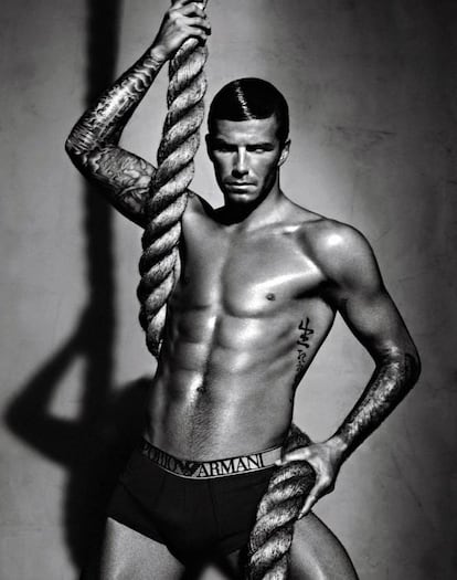 <strong>Su historia con la ropa interior.</strong> El exfutbolista David Beckham, de 41 años, ha confesado que compra cuarenta pares de calzoncillos iguales cada dos semanas porque sufre de un trastorno obsesivo compulsivo. Totalmente cierto.
<strong>Lo que podemos aprender.</strong> Si no te llamas David Beckham no podemos garantizarte que esta pose, que parece emular a Salma Hayek en 'Abierto hasta el amanecer', vaya a favorecerte tanto como al exfutbolista. Aunque puedes coger tus calzoncillos más favorecedores e intentarlo.