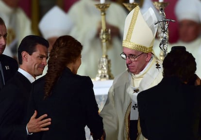 Además de vestir de negro, Rivera recogió su cabello en una trenza de espiga.