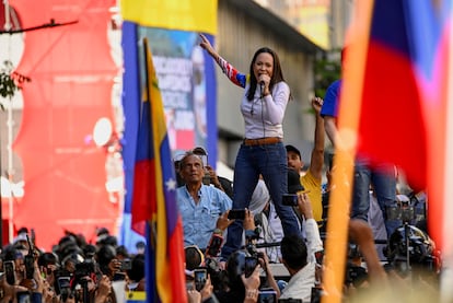 María Corina Machado se dirige a sus seguidores en Caracas, este jueves.