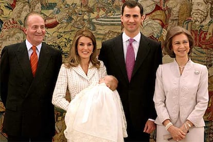 La primogénita de los Príncipes de Asturias ha sido bautizada hoy en el madrileño Palacio de la Zarzuela con el nombre de Leonor de Todos los Santos. En la imagen, los Reyes, padrinos de la niña, posan con los Príncipes de Asturias antes de la ceremonio.