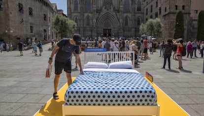 L'Ajuntament ha instal·lat un llit a la plaça de la Catedral.