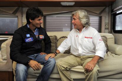 Álex Crivillé y Ángel Nieto, durante el diálogo con EL PAÍS, en una de las caravanas del Mundial.