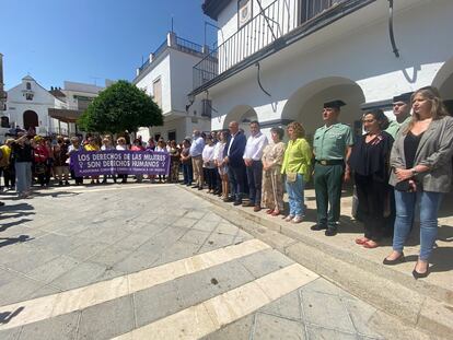 Concentración ante el Ayuntamiento de Montemayor en señal de repulsa por el asesinato de la joven presuntamente a manos de su pareja.