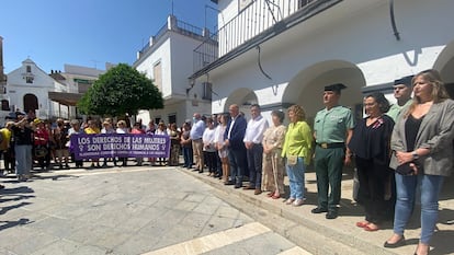 Concentración ante el Ayuntamiento de Montemayor en señal de repulsa por el asesinato de la joven presuntamente a manos de su pareja.