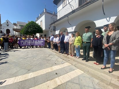 Concentración ante el Ayuntamiento de Montemayor en señal de repulsa por el asesinato de la joven presuntamente a manos de su pareja.
