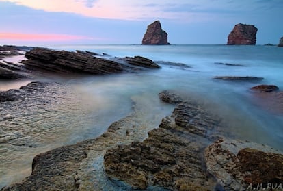 Dicen que el mar esconde una gran variedad de tonalidades de azul. Hendaya lo sabe, lo enseña y lo comparte. Su oleaje tranquilo es perfecto para iniarse en el surf. Además, ofrecen muchas clases para todas las edades y niveles.