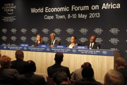Kofi Annan (2ºizda), ex secretario general de la ONU y presidente de la Fundación Kofi Annan, y la directora ejecutiva de Africa Progress Panel (APP), Caroline Kende-Robb (izda), ofrecen una rueda de prensa junto al presidente de Strive Masiyiwa (dcha) y la gobernadora del Banco de Botswana Linah Mohohlo (2ºdcha) en el marco del Foro Económco Mundial celebrado en Ciudad del Cabo (Sudáfrica).