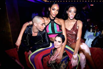 Las modelos, reinas de la fiesta. Olivier Rousteing con las maniquíes de su desfile Jourdan Dunn, Winnie Harlow y Sara Sampaio, anoche en París.