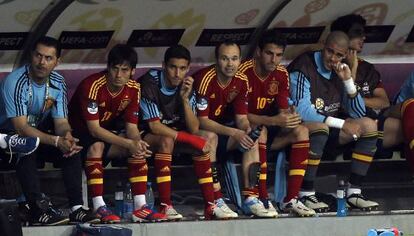 Silva, Navas, Iniesta, Cesc, Valdés y Javi Martínez, en el banquillo durante esta Eurocopa.
