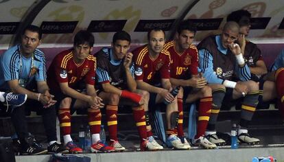 Silva, Navas, Iniesta, Cesc, Vald&eacute;s y Javi Mart&iacute;nez, en el banquillo durante esta Eurocopa.