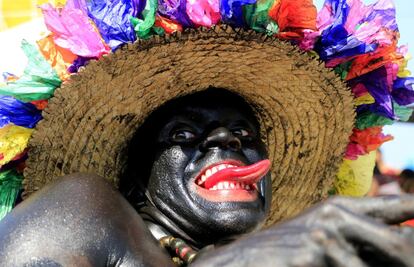 Un integrant d'una comparsa desfila durant la Batalla de Flors del Carnaval de Barranquilla, al nord de Colòmbia.