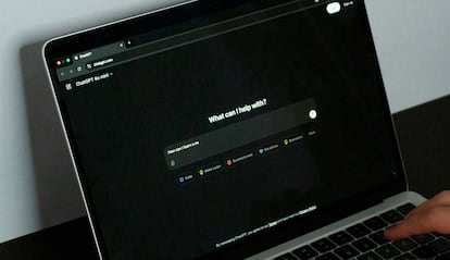 Uso de ChatGPT de OpenAI en un portátil